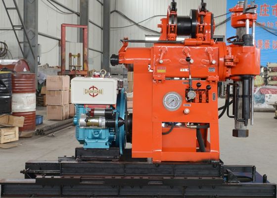 Amostra do solo e amostra da rocha que fura a máquina do teste do SPT